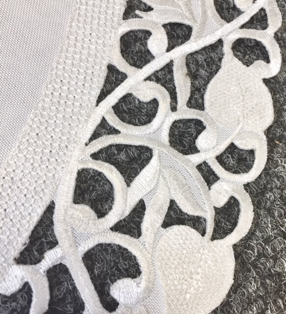 Tafelkleed Linnen gebroken wit met blaadjes